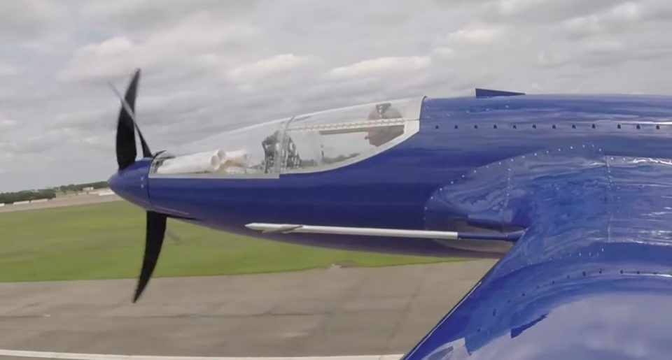 A réplica do avião da Bugatti tem dois motores iguais ao da motocicleta Suzuki Hayabusa (Youtube)