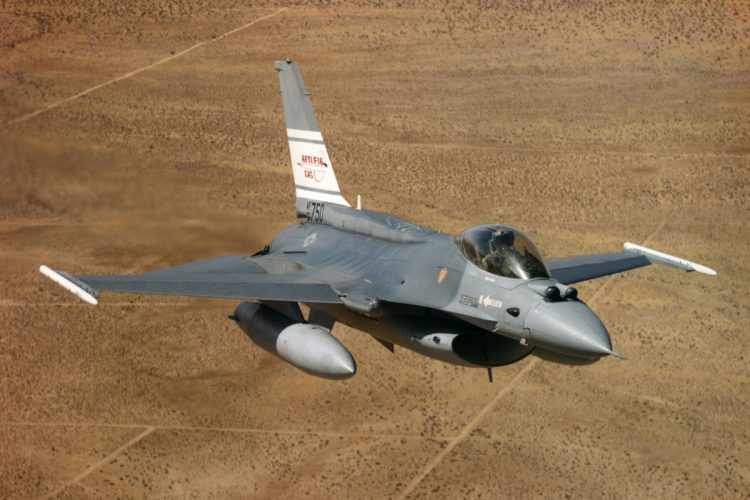 O F-16 AFTI (Advanced Fighter Technology Integration)