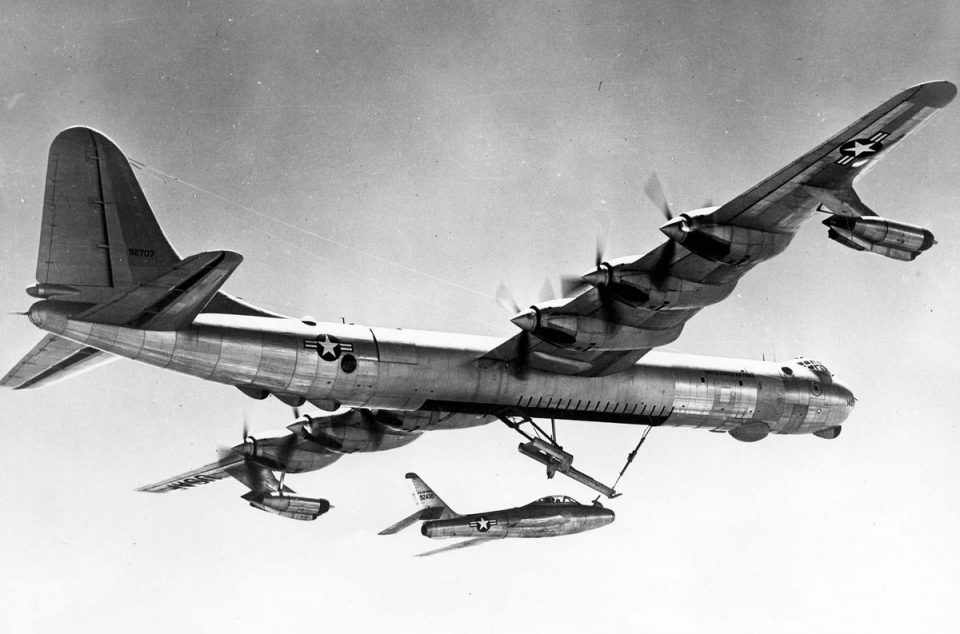 O projeto FICON foi o último dos "porta-aviões voadores"; um B-36 "captura" o caça F-84