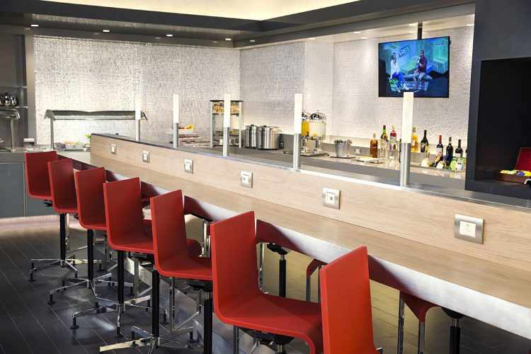 A sala VIP da American ainda tem cafeteria e um bar (American Airlines)