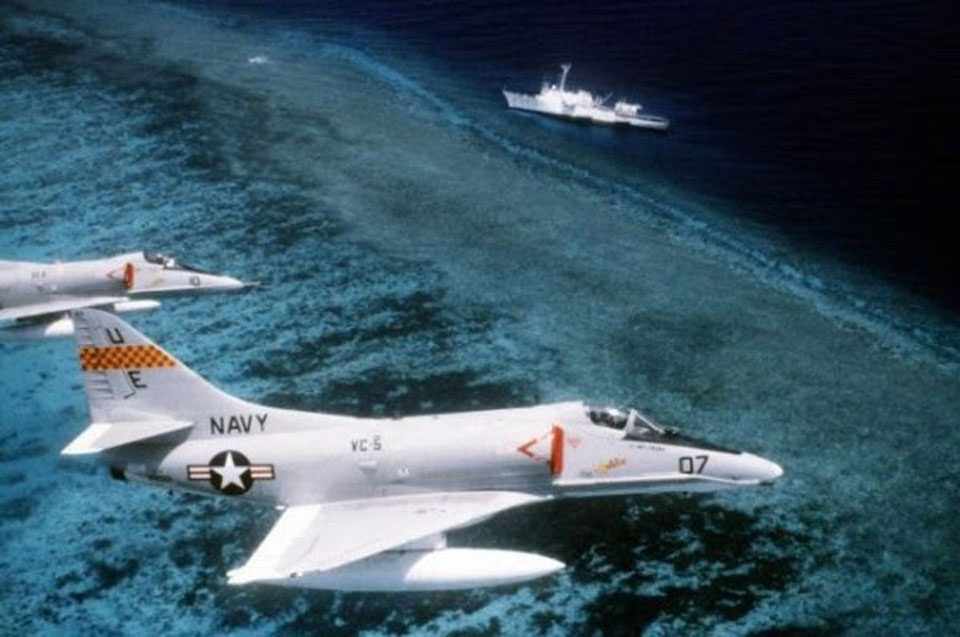 Um caça A-4 armado com uma bomba nuclear está perdido no Oceano Pacífico (US Navy)