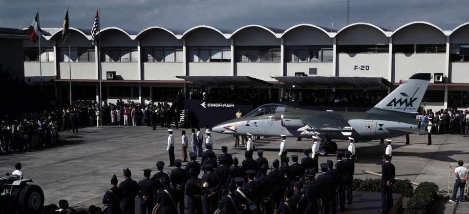 O "rollout" do AMX no Brasil aconteceu no dia 22 de outubro de 1985 (Acervo Centro Histórico Embraer)