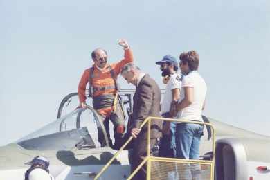 O primeiro voo do AMX no Brasil foi realizado pelo comandante Luiz Fernando Cabral, piloto de testes da Embraer (Acervo Centro Histórico Embraer)