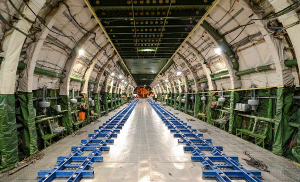 O compartimento de carga pode receber objetos com até 70 metros de comprimento (Antonov)