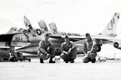 O B-58 era operado por três tripulantes: piloto, navegador e oficial bombardeiro (USAF)