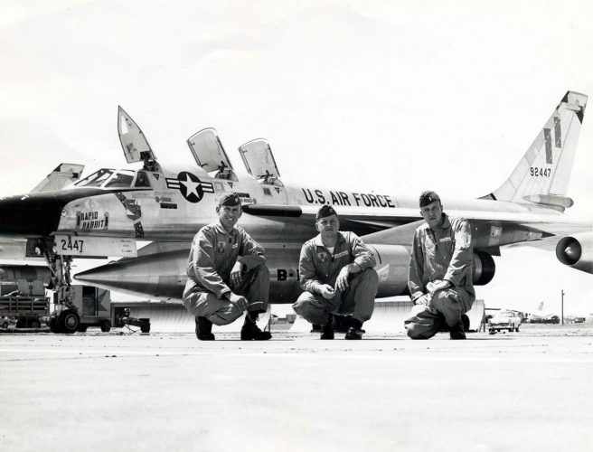 O B-58 era operado por três tripulantes: piloto, navegador e oficial bombardeiro (USAF)