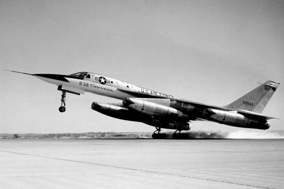 O B-58 contava com os motores mais potentes de seu tempo; cada turborreator gerava 7.076 kg de empuxo (USAF)
