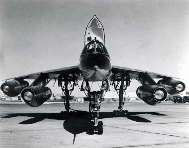 O Hustler era impulsionado por quatro motores General Eletric (USAF)