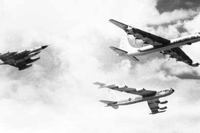 Hustler voando em formação com os outros bombardeiro da SAC, B-36 Peacemaker e o B-47 (USAF)