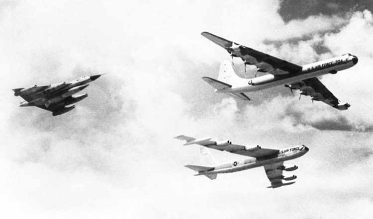 Hustler voando em formação com os outros bombardeiro da SAC, B-36 Peacemaker e o B-47 (USAF)