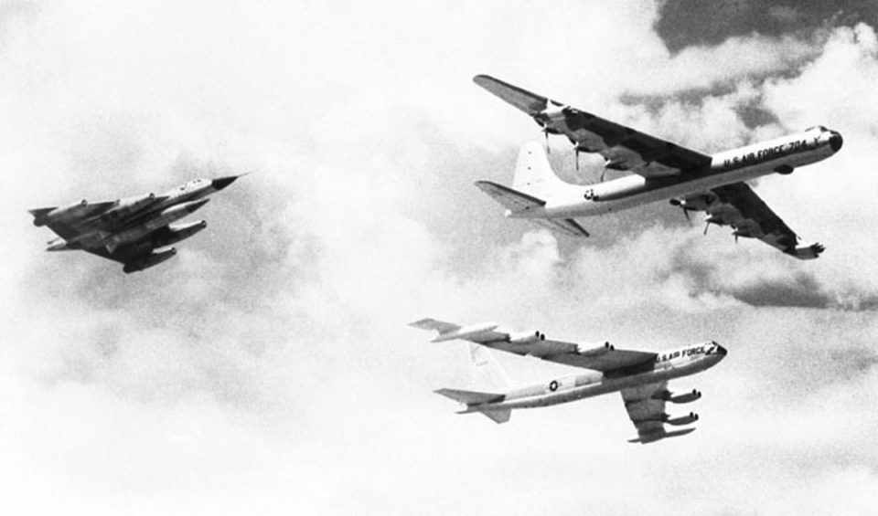 Hustler voando em formação com os outros bombardeiro da SAC, B-36 Peacemaker e o B-47 (USAF)
