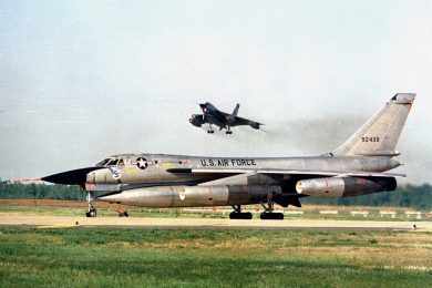 O B-58 Hustler podia voar a 2.230 km/h e lançar bombas nucleares; foram fabricadas 116 unidades (USAF)
