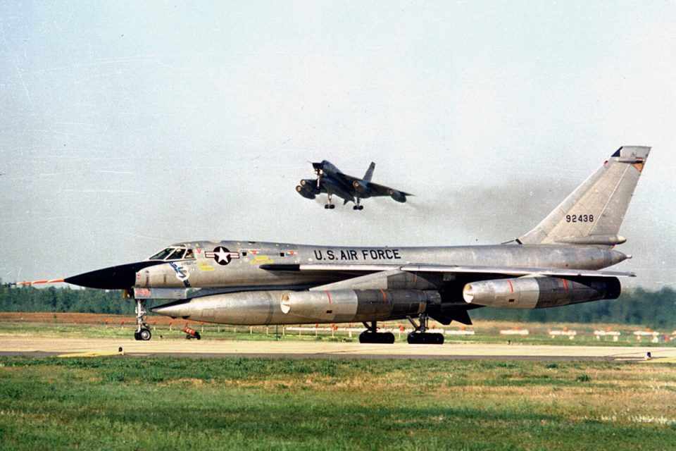 O B-58 Hustler podia voar a 2.230 km/h e lançar bombas nucleares; foram fabricadas 116 unidades (USAF)