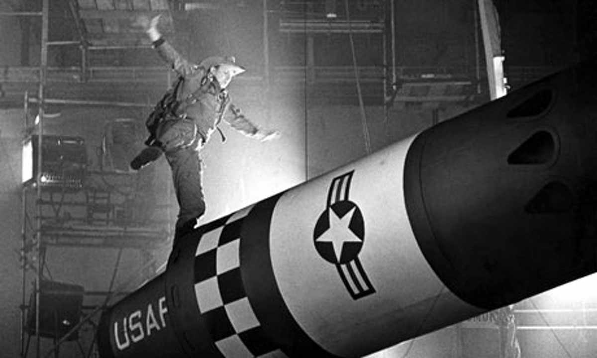 Quem nunca? Como qualquer outro objeto, uma bomba atômica também pode ser perdida... (The Ronald Grant Archive)