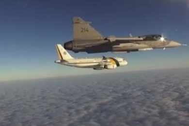 O avião presidencial brasileiro foi recebido por um par de caças Gripen (SAAB AB)