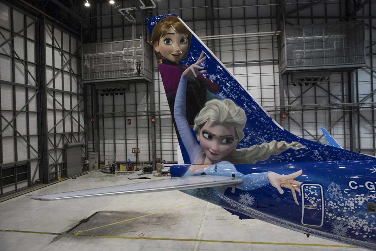 O Boeing pintado com o tema do filme Frozen consumiu 543 litros de tinta (WestJet)