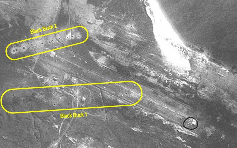 Apenas uma bomba atingiu a pista em Puerto Argentino, o suficiente para inutilizá-la para jatos (RAF)