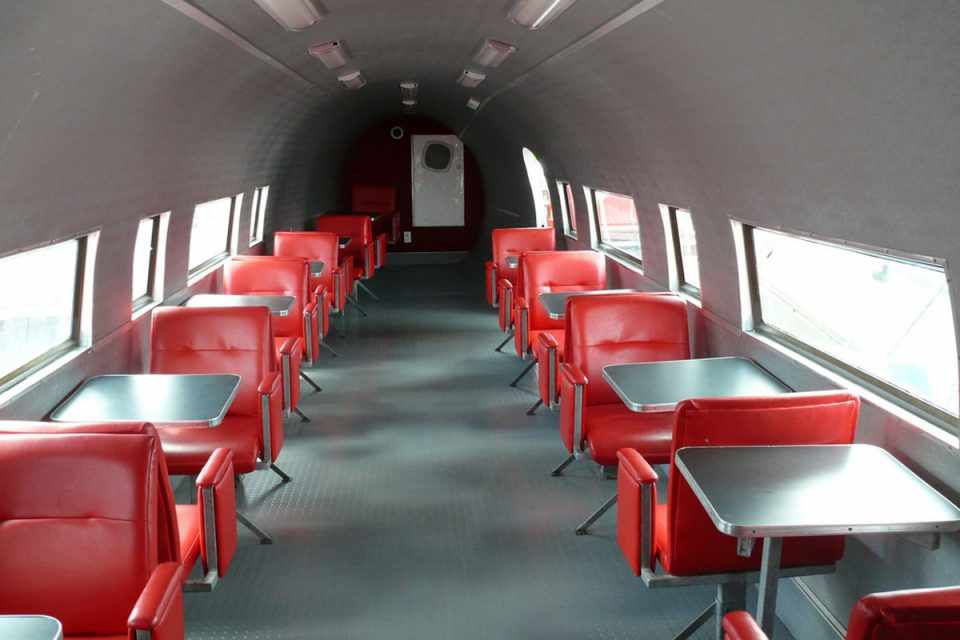 O "salão" a bordo do DC-3 possui 20 assentos. E todos os clientes vão na janelinha! (Flickr - Ruthann)