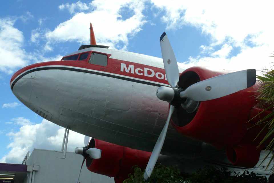 O DC-3 está estacionado no mesmo local desde 1984 e há 24 anos serve ao McDonald's (Flickr - Ruthann)
