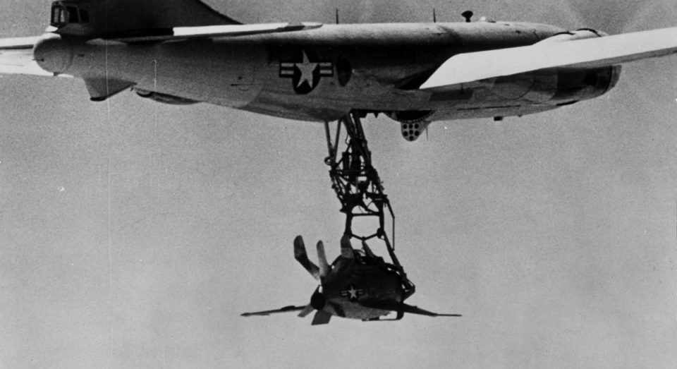 A recuperação do Goblin exigia um longo trapézio de engate no porão do B-29