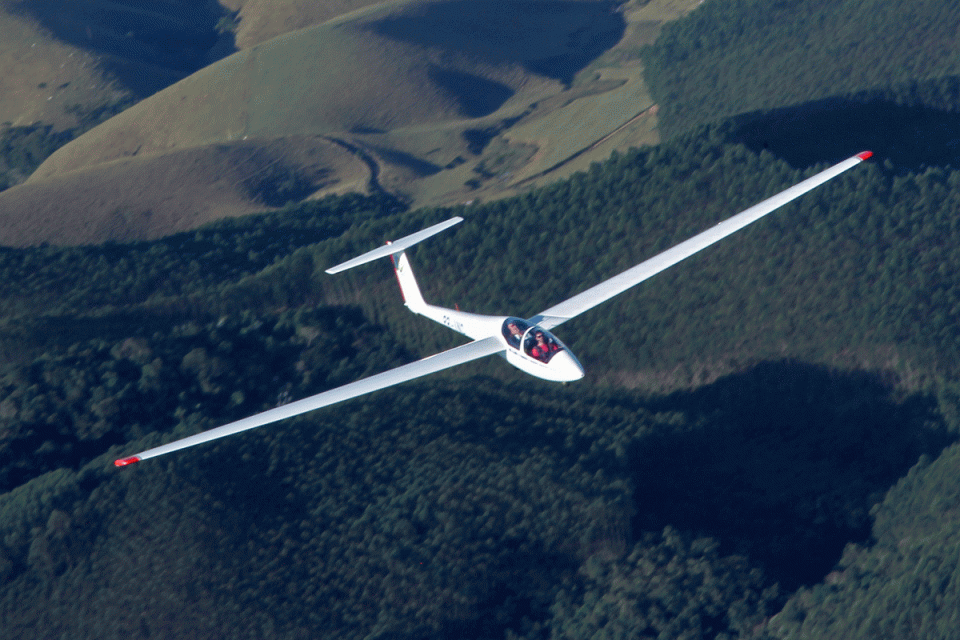 O planador ganha altitude com ajuda de correntes térmicas ascendentes (João Mantovani)