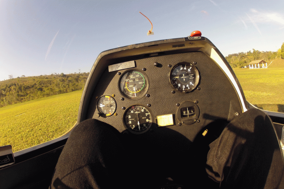 O painel do planador possui apenas instrumentos básicos; o barbante no canopi mostra direção do vento (Thiago Vinholes)