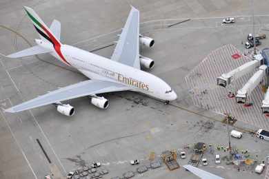 Uma das grandes dificuldades para operar o A380 é o tamanho do pátio e a disposição das pontes de embarque (aeroporto de Sydney)