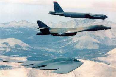 Bombardeiros B-2, B-1 e B-52; os dois últimos devem substituídos pelo novo projeto (USAF)