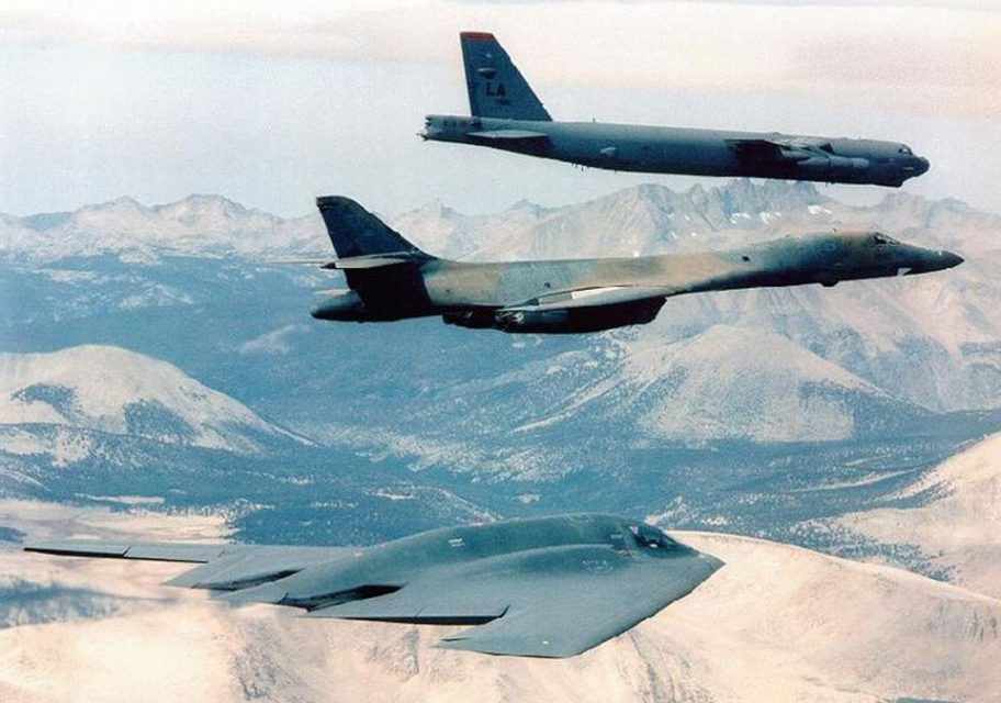 Bombardeiros B-2, B-1 e B-52; os dois últimos devem substituídos pelo novo projeto (USAF)