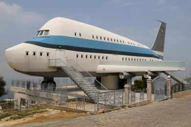 O dono da casa aí pensava em transformar um A380 em mansão voadora, mas a grana acabou e só deu pra levar o estabilizador de um 707!
