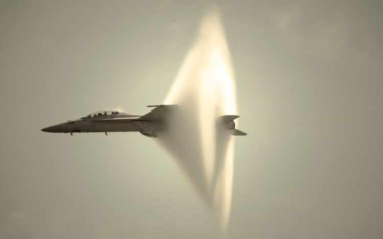 O estrondo sônico de um avião pode quebrar janelas se for realizado em baixa altitude (US Navy)