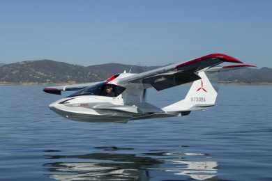 A aeronave decola a partir da água ou pistas em terra firme em cerca de 200 metros (Icon Aircraft)