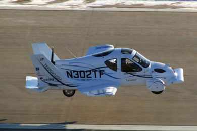 O carro-avião Terrafugia é bem aquela teoria dos patos: sabem nadar e voar, mas não fazem nenhum deles direito.