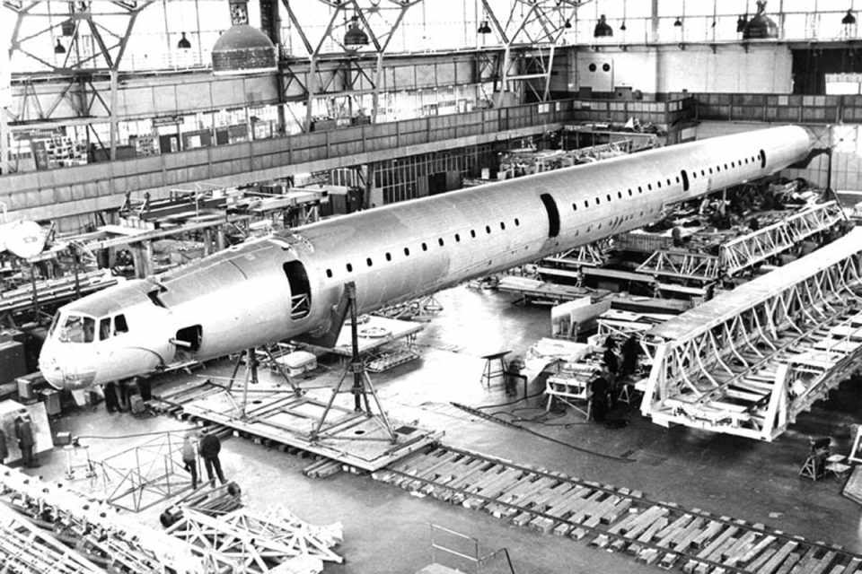 Linha de montagem do Tu-144: o modelo era maior que o Concorde