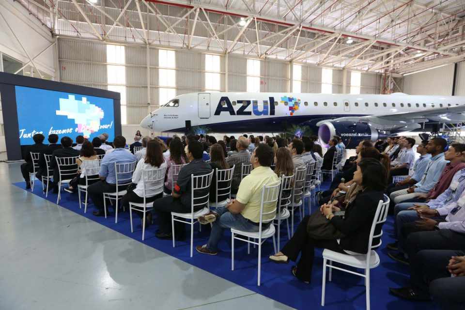 A cerimônia de entrega contou a presença de tripulantes e funcionários da Azul (Embraer)