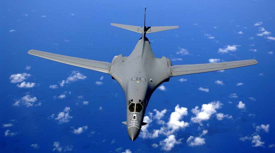 O B-1 pode carregar mais de 50 toneladas de bombas em velocidade supersônica (USAF)