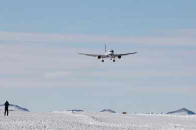 A pista de gelo onde o Boeing 757 pousou possui 3 km de extensão (ALE)