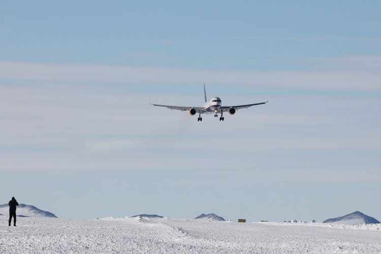 A pista de gelo onde o Boeing 757 pousou possui 3 km de extensão (ALE)