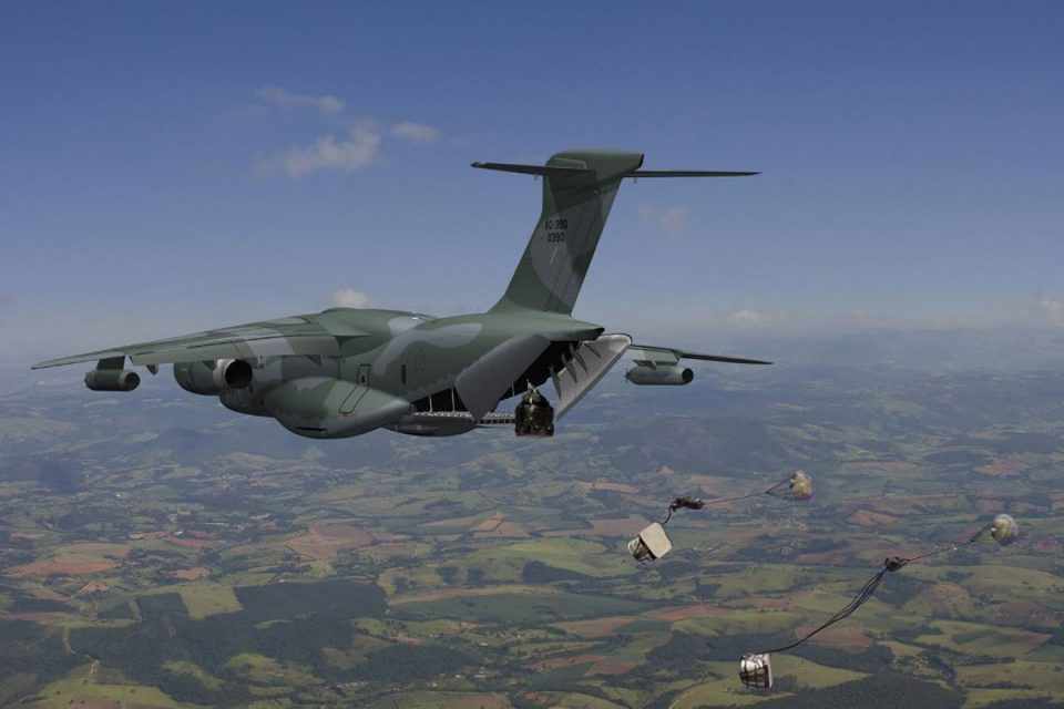 O cargueiro militar da Embraer será equipado para lançar cargas de paraquedas (Rockwell Collins)