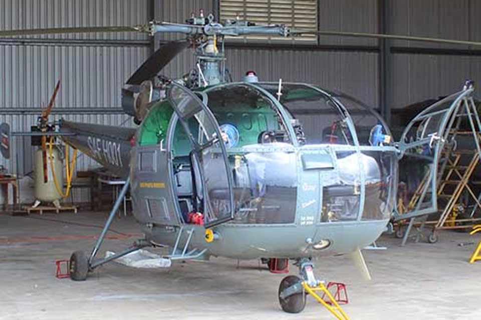 A força aérea do Suriname dispões de pouquíssimas aeronaves, como o helicóptero indiano Chetak (FAS)