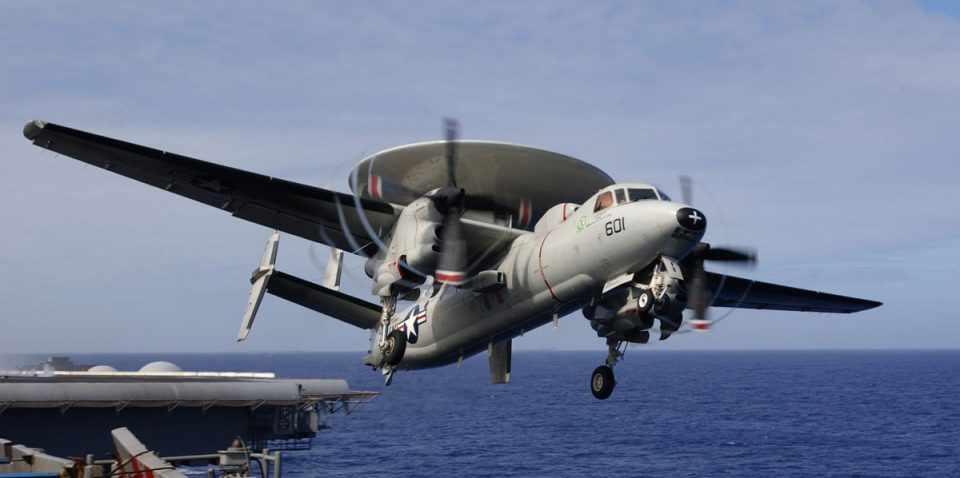 O "avião-radar" E-2 Hawkeye dos EUA vão monitorar o movimento das aeronaves (US Navy)