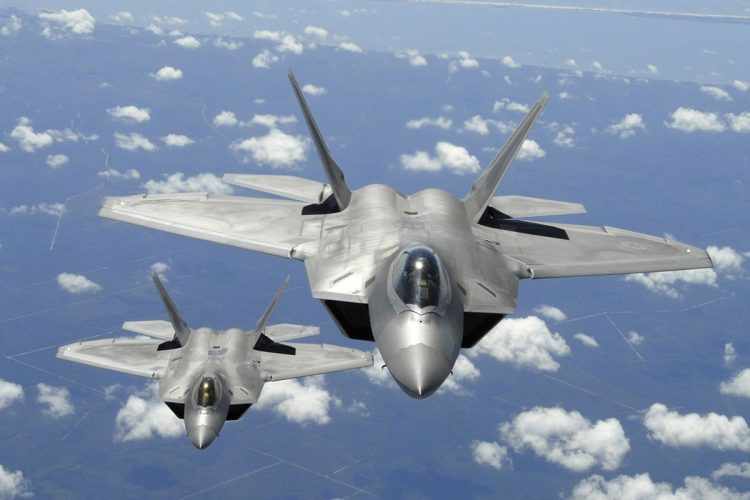 É a primeira vez que o moderno caça F-22 participa de um conflito (USAF)