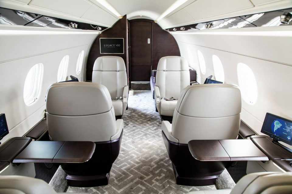 Vida boa a bordo: o Legacy 450 pode transportar até nove passageiros (Embraer)