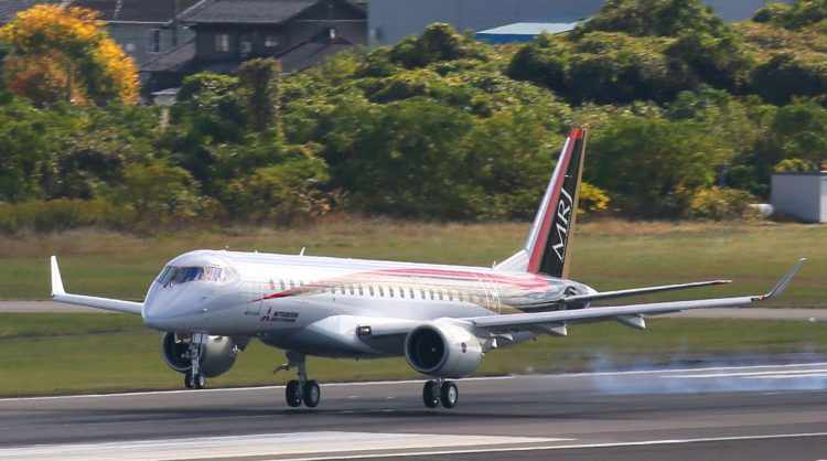 O plano original da Mitsubishi previa a estreia do MRJ90 em 2014... (Divulgação)