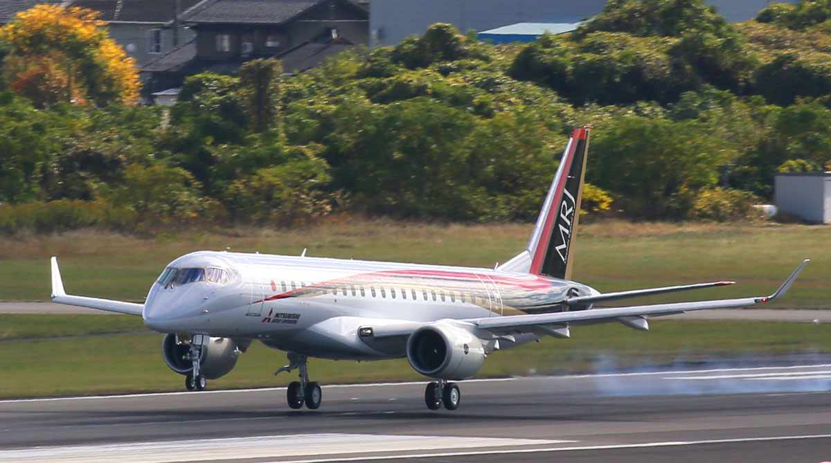 O MRJ 90 completou recentemente seu primeiro voo; a aeronave chega ao mercado em 2017 (Mitsubishi)