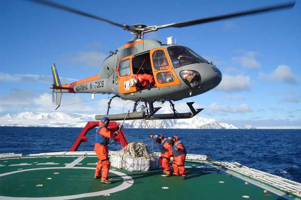 Os helicópteros operam a partir de dois navios da Marinha Brasileira (Airbus Helicopters)