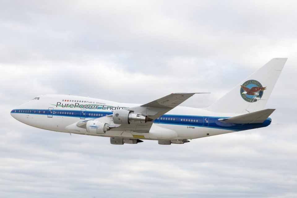Boeing 747SP da Pratt & Whitney voando com o motor do novo Embraer E190-E2 (Pratt & Whitney)