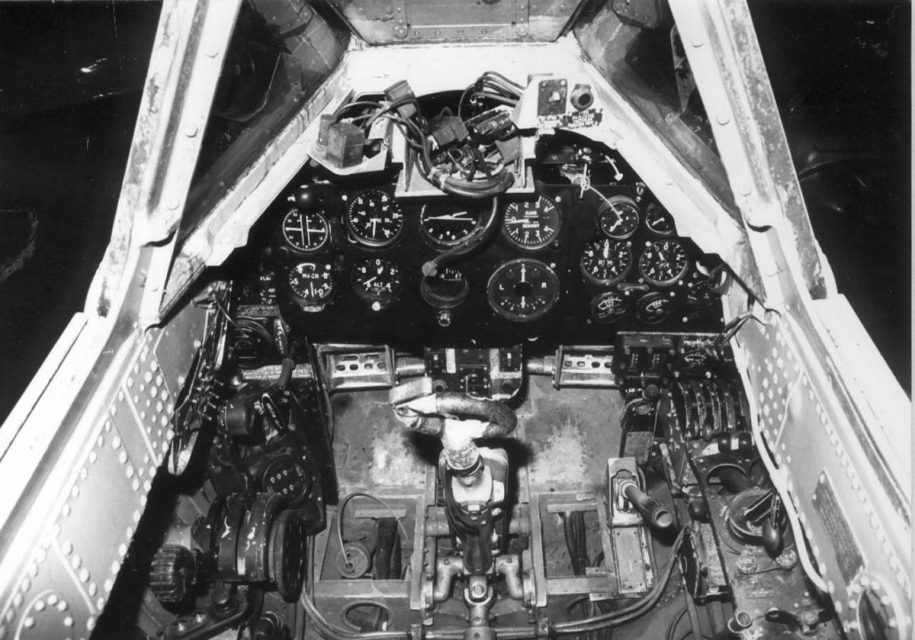 Apesar de ser um jato biturbina, o cockpit do SR A/1 era simples e se assemelhava ao dos caças a pistão da 2ª Guerra Mundial