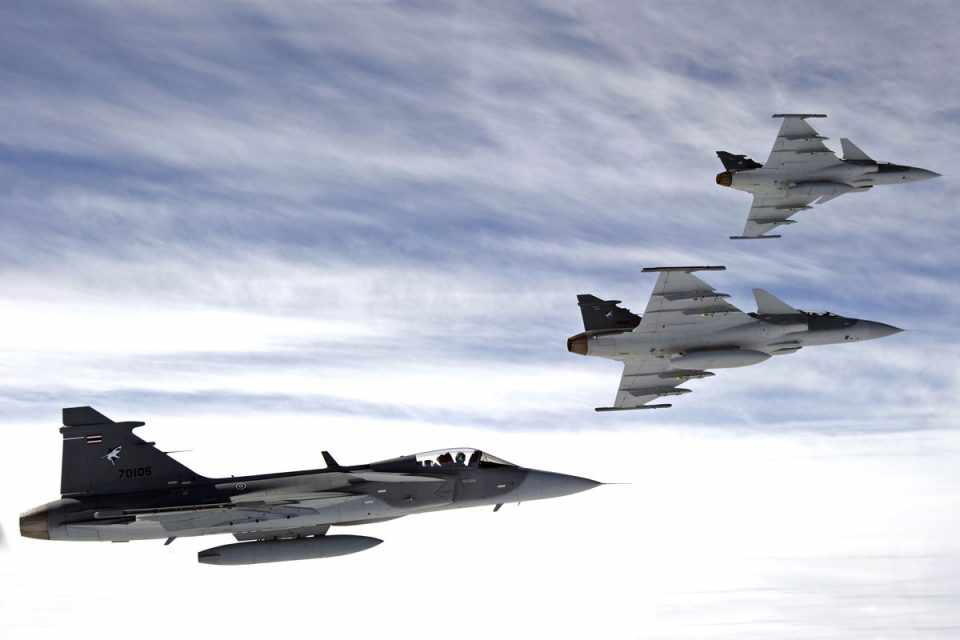 Os Gripen NG vai suprir a lacuna deixada pelo interceptadores mach 2 Mirage 2000, aposentados em 2013 (SAAB)