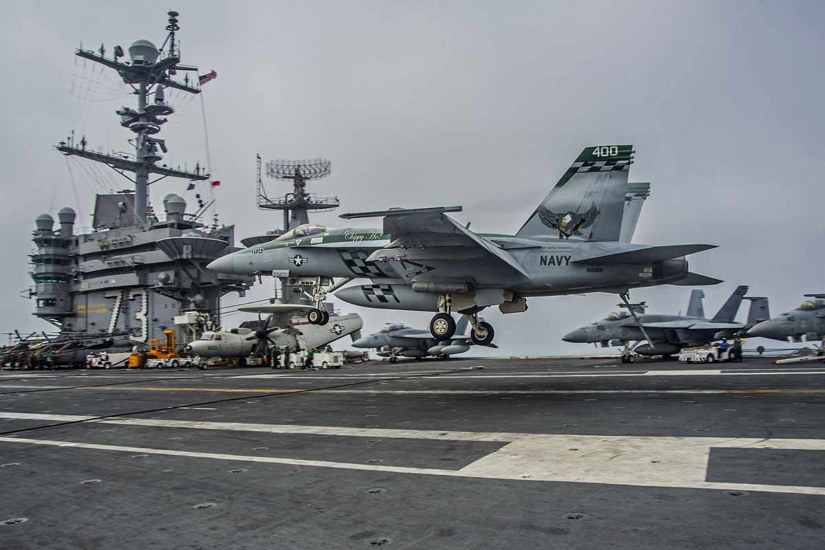 O porta-aviões nuclear USS George Washington vai realizar manobras com a FAB (US Navy)